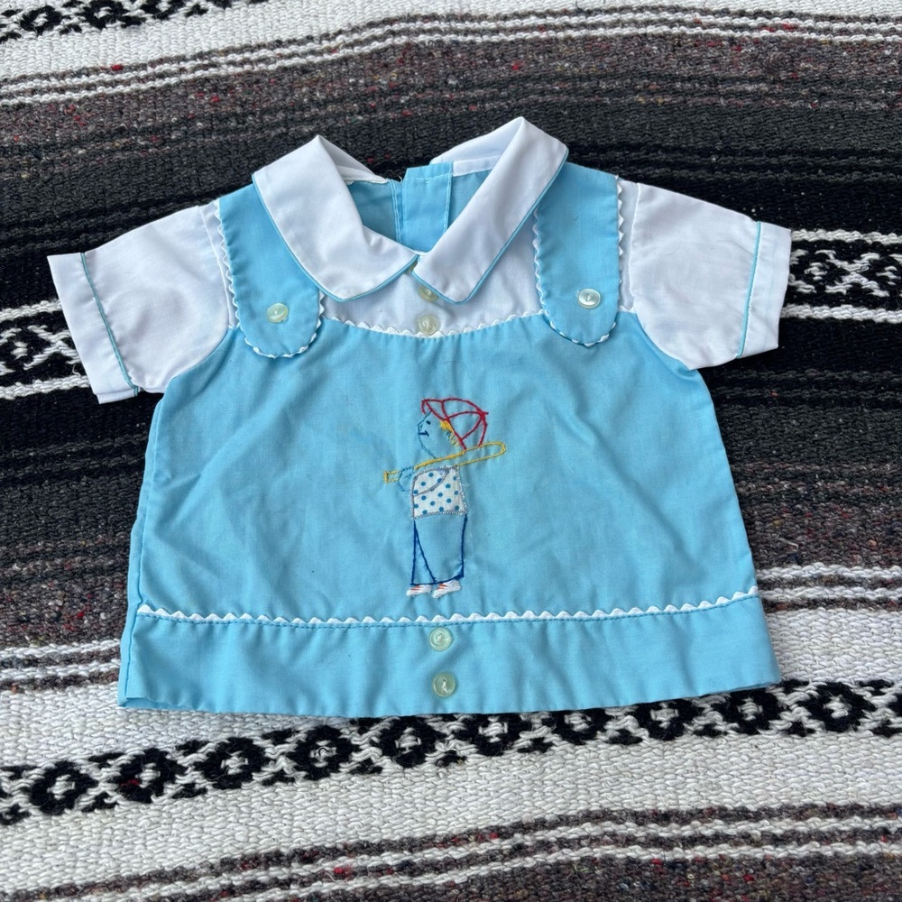 VINTAGE BLUE EMBROIDERED BASEBALL BOY COLLARED TOP SIZE 0/3 MONTHS ADORABLE